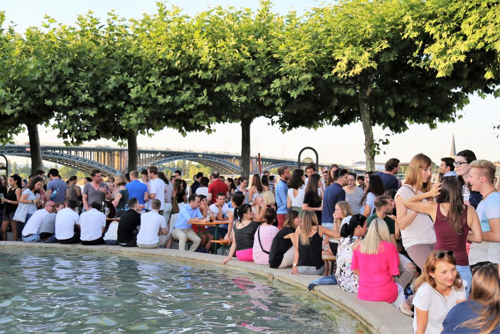 Wijnsalon Mainz. Foto: Karl Weller. Feest bij de fontein