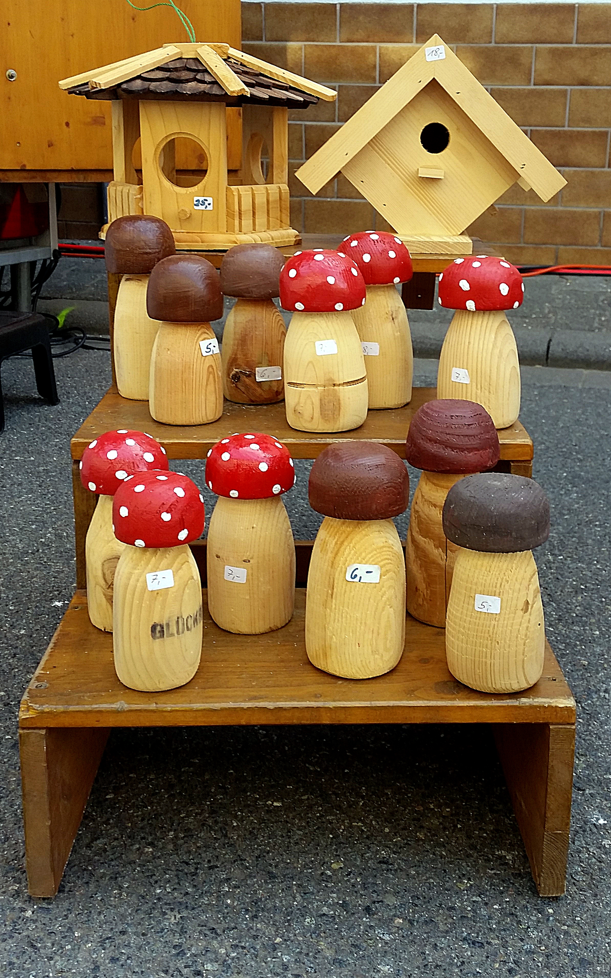 Farmers and craftsmen market Nieder-Hilbersheim wooden mushrooms 