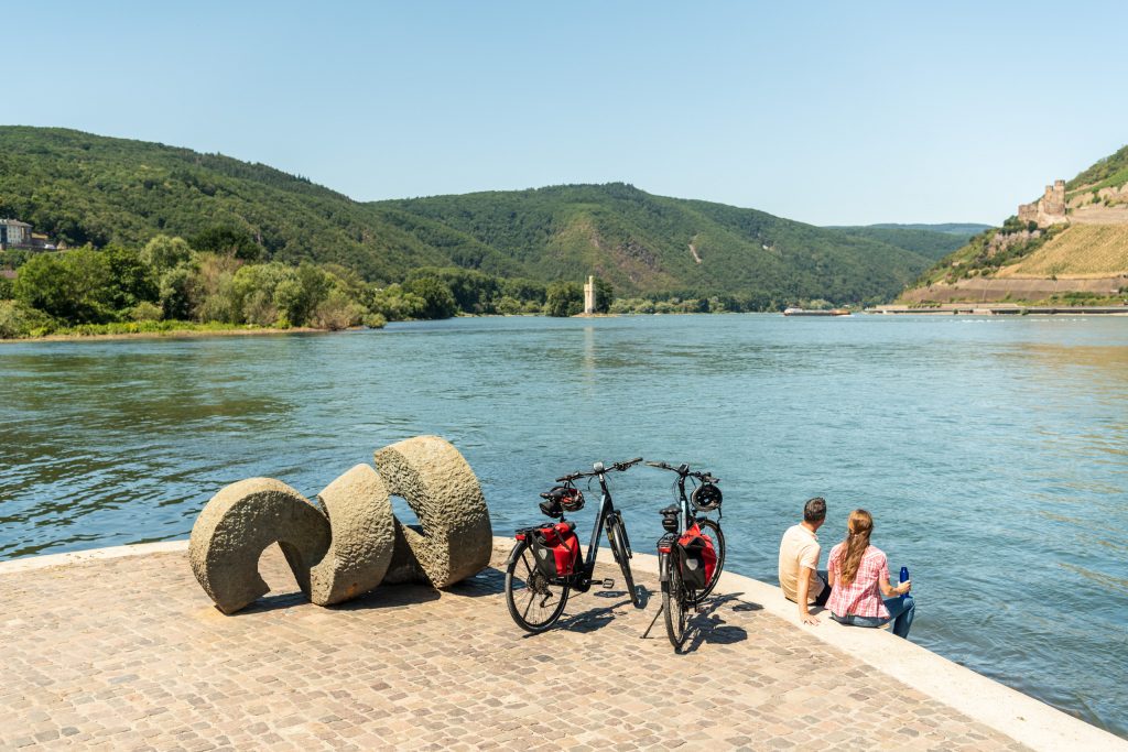 Cyclists on the Rhine Cycle Route take a break at the Rhein-Nahe-Eck in Bingen.