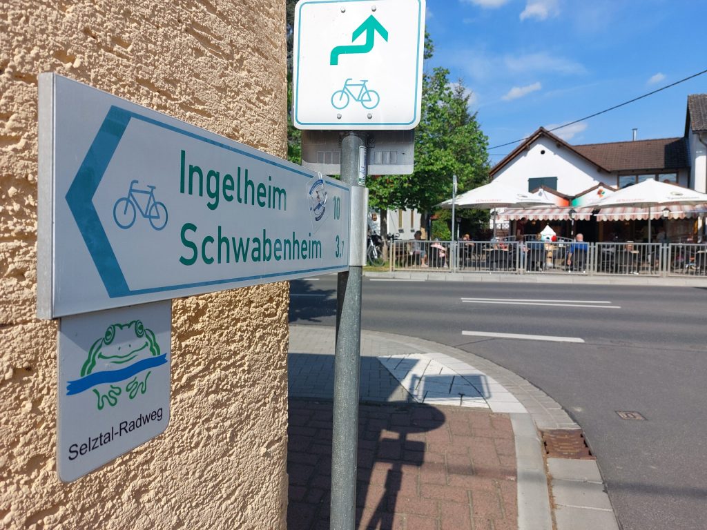Selztal-fietspad bewegwijzering bij Eiscafe Stadecken-Elsheim