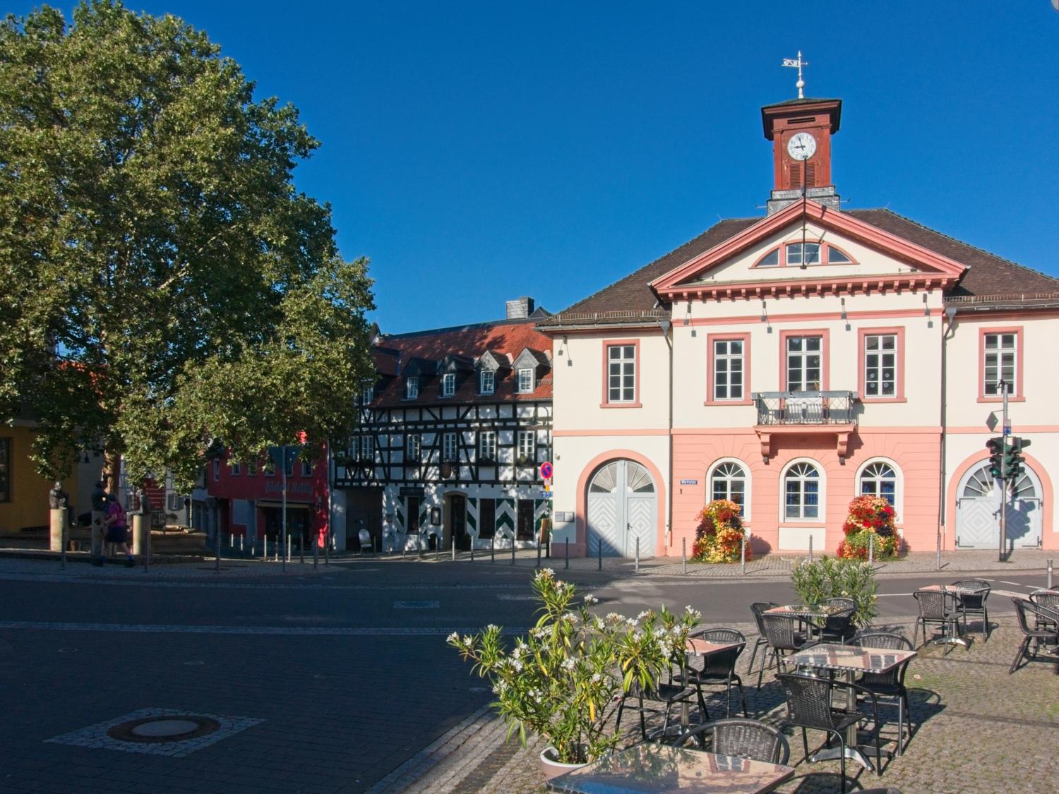 Marktplatz von Ober-Ingelheim mit dem alten Rathaus