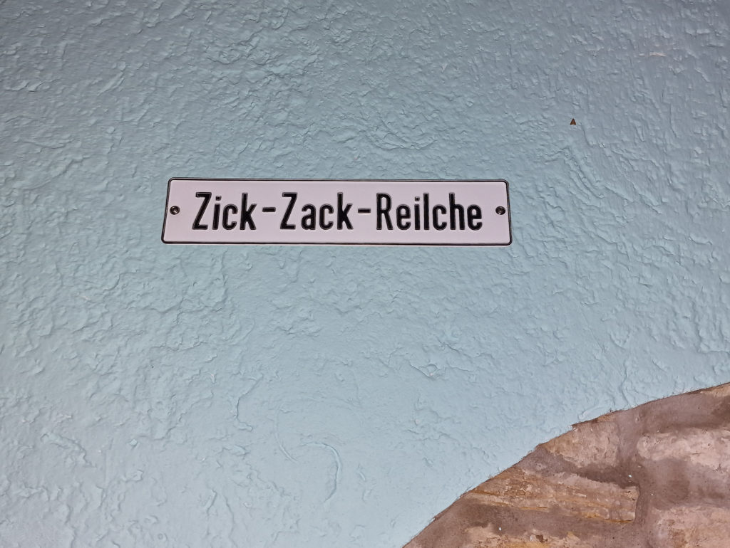 Nachtwächterführung in Gau-Algesheim am Straßenschild Zick-Zack-Reilche