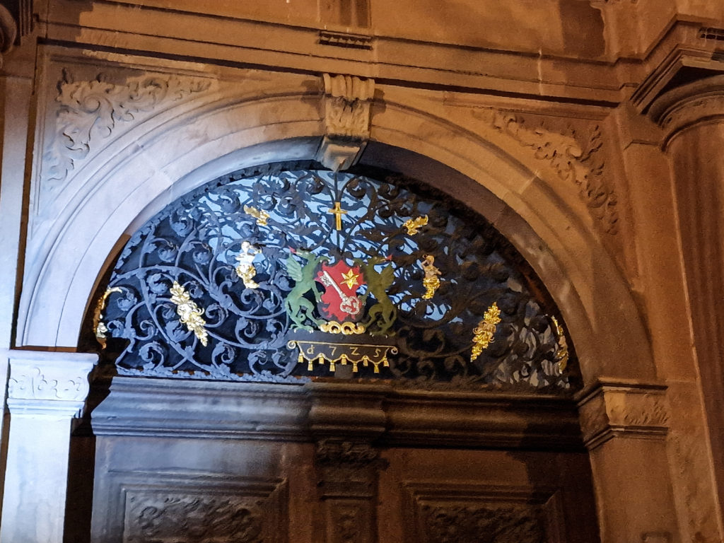 Taschenlampenführung in Worms am Dom Wappen am Portal