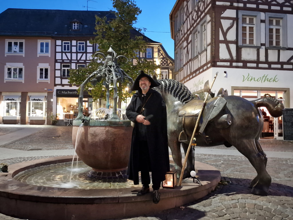 Nachtwächterführung Alzey Nachtwächter am Rossmarktbrunnen mit Pferd Max