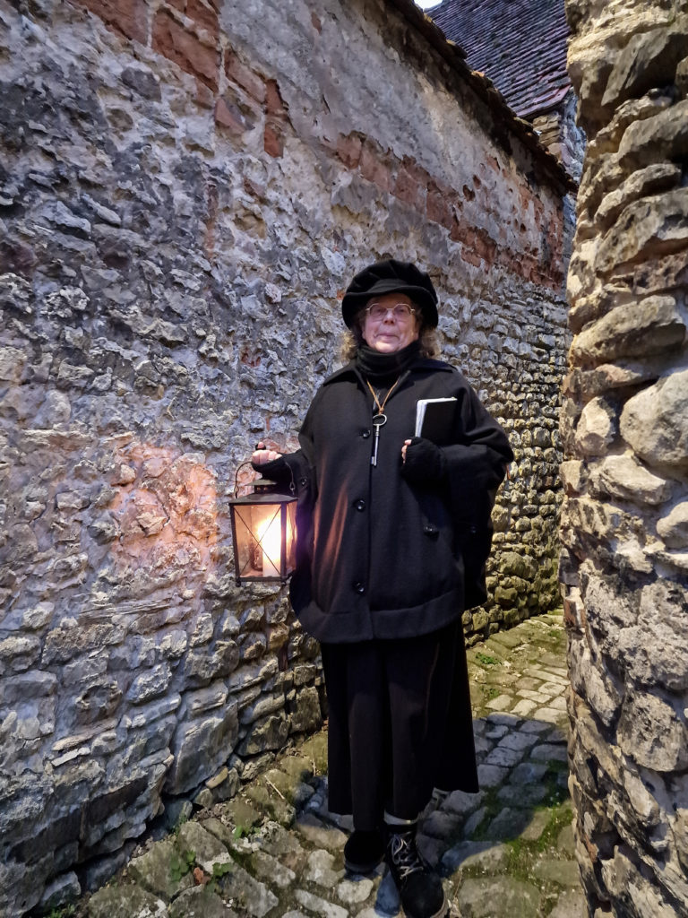 Führung mit der Frau des Nachtwächters in Flörsheim-Dalsheim Gasse an der Fleckenmauer