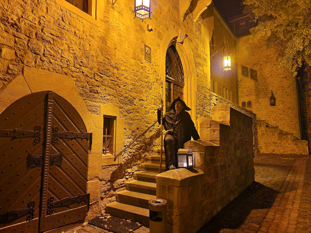 Nachtwächterführung Alzey Nachtwächter auf der Schlosstreppe