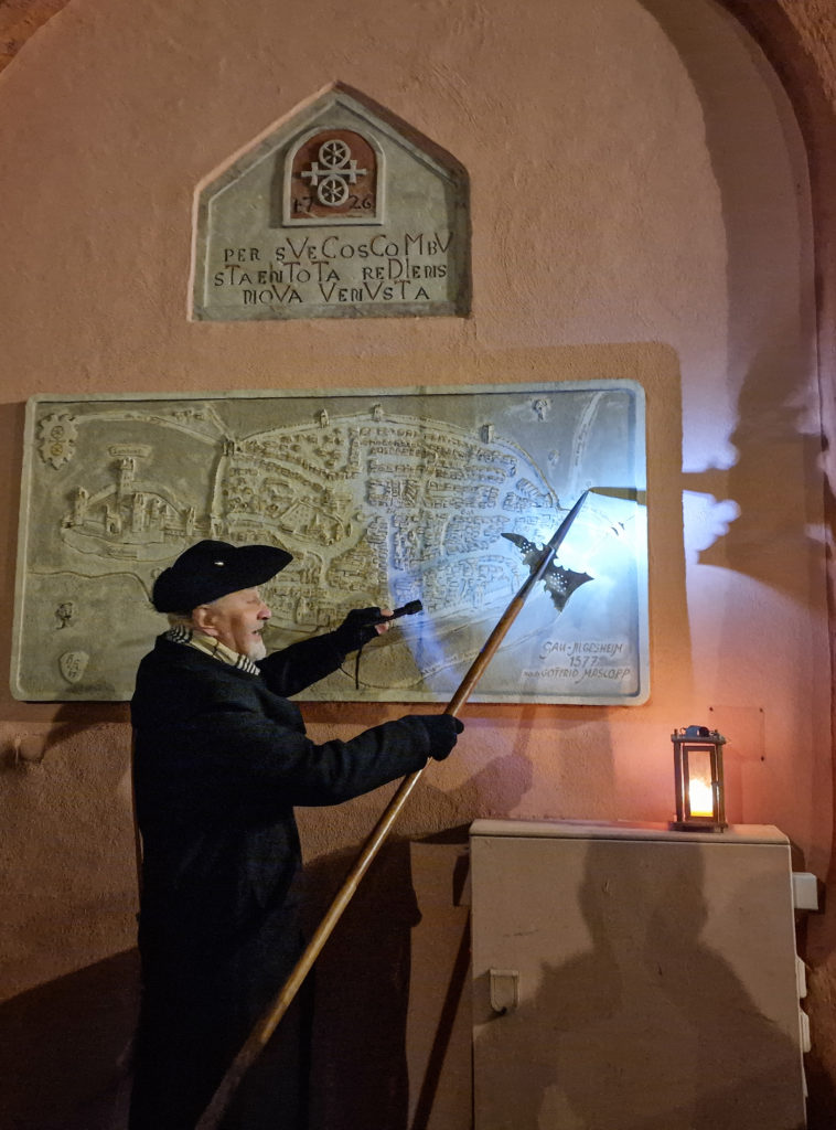 Nachtwächterführung in Gau-Algesheim am Relief des historischen Stadtplans