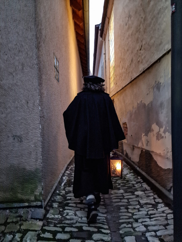 Führung mit der Frau des Nachtwächters in Flörsheim-Dalsheim durch eine enge Gasse