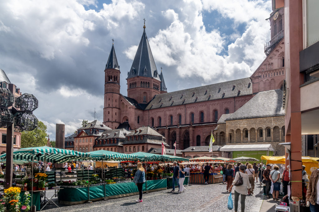Wekelijkse markt voor de kathedraal van Mainz