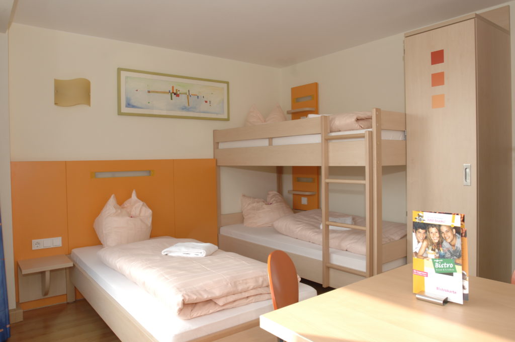 Een kamer in de jeugdherberg Rijn-Nahe in Bingen