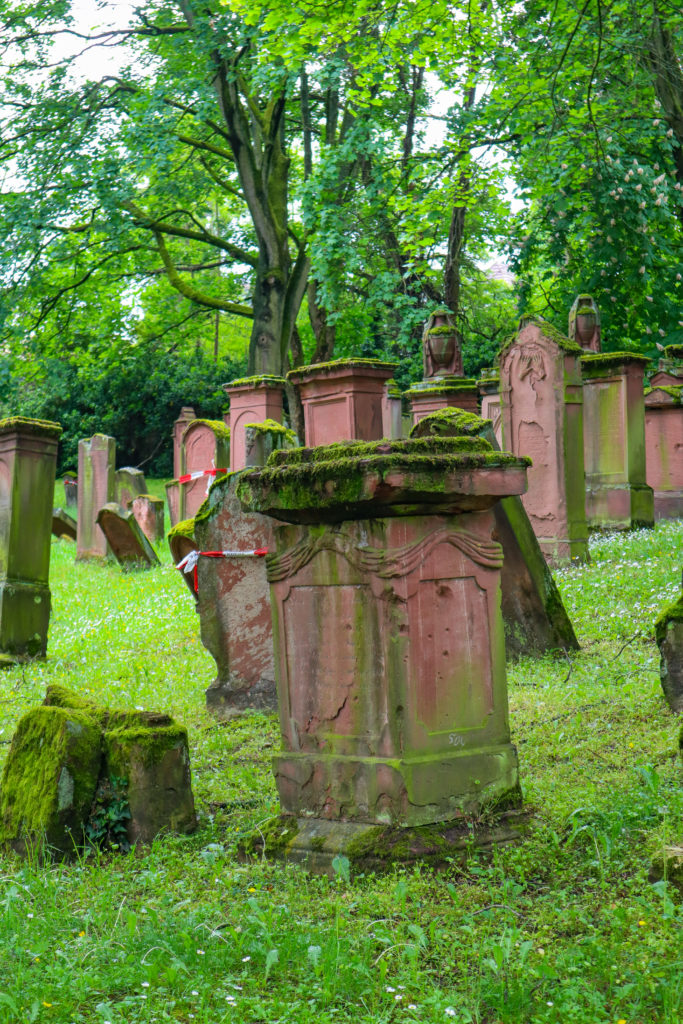 Grafstenen met verschillende vormen op de begraafplaats Heiliger Sand in Worms
