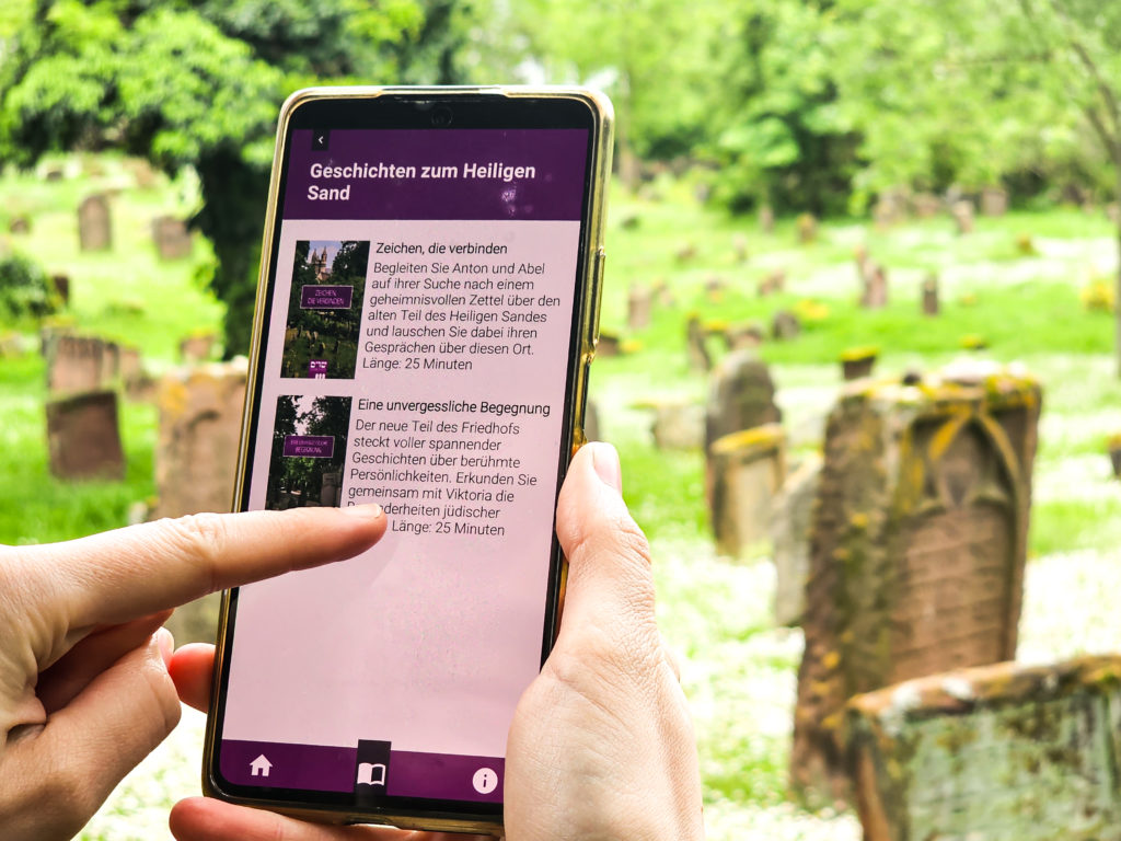 With the SchUM app at the Jewish cemetery in Worms