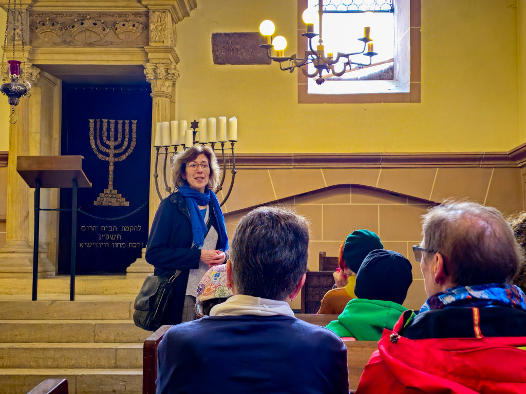 Im Inneren der Synagoge werden jüdische Traditionen erklärt