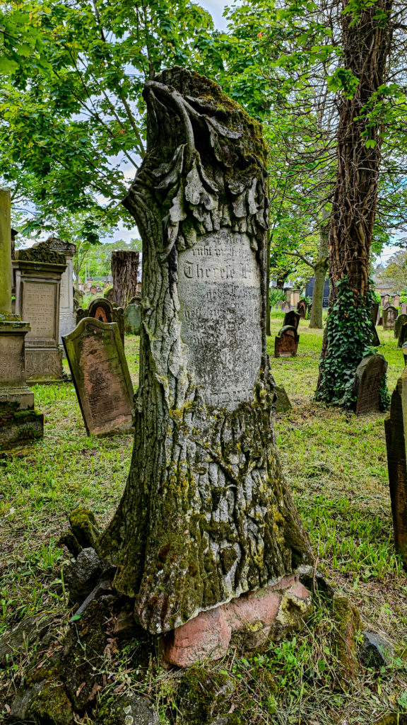 Gravestone in the shape of a tree
