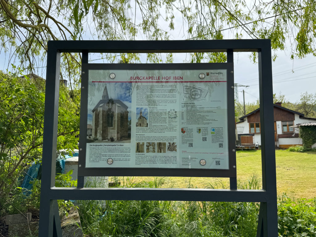 Rheinhessen berggeluk - Hiwweltour Eichelberg - Informatiebord bij de Hof Iben kapel