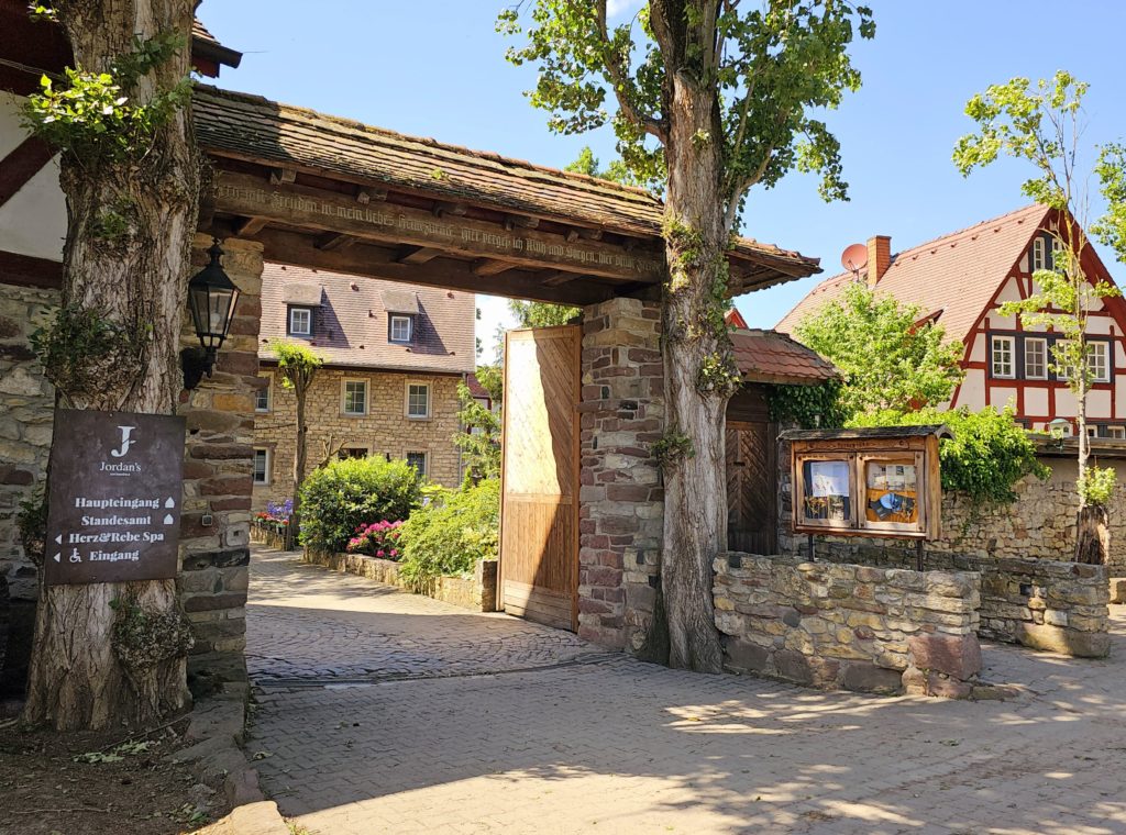 De binnenplaatspoort van Jordans Untermühle molen in Köngernheim - historische muren verwelkomen gasten