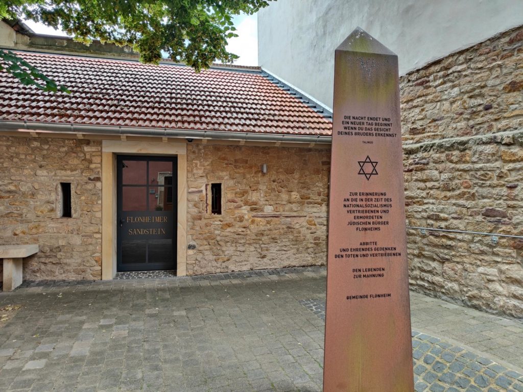 Innenhof hinter der Infothek: Flonheimer Sandsteinausstellung und Gedenkstele an jüdische Büger Flonheims