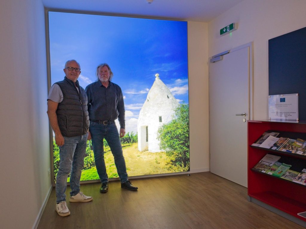 Jürgen Diel en Ulrich Höhn in het informatiecentrum van Flonheim