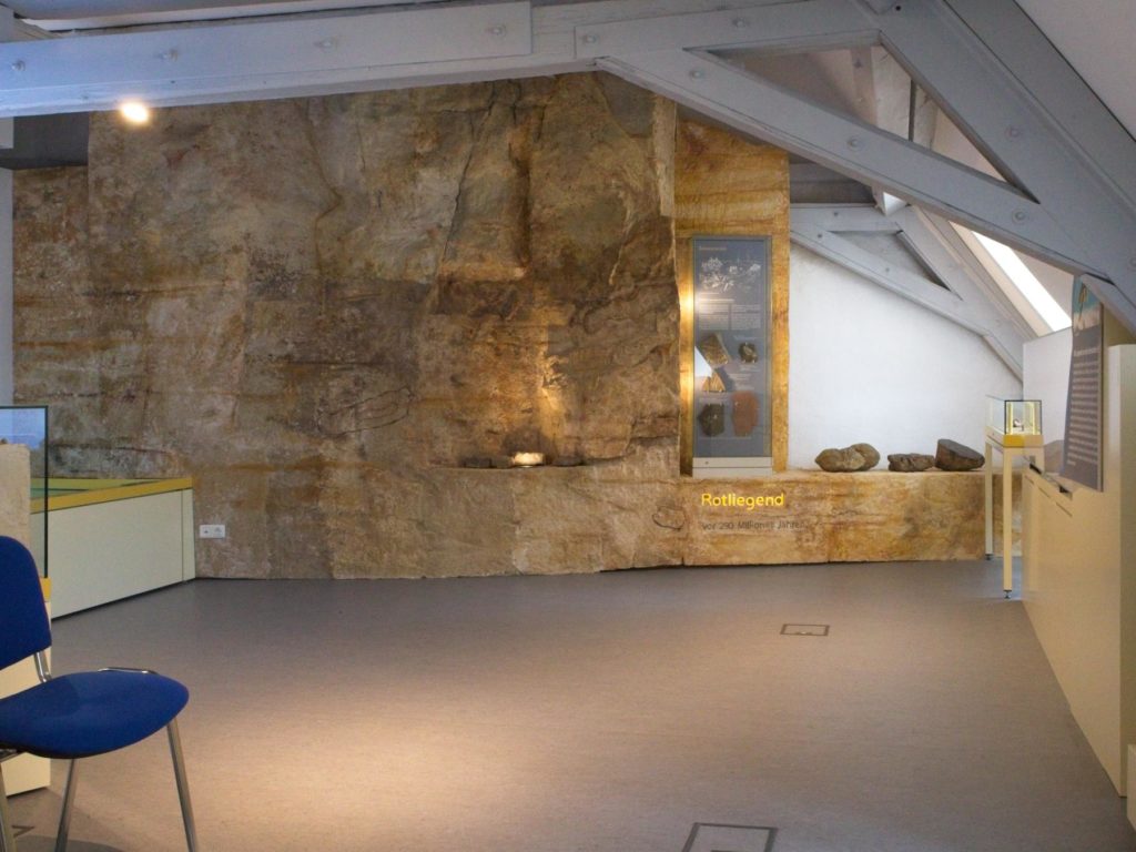 Nachbildung Sandsteinwand aus Abguss - Infothek Flonheim