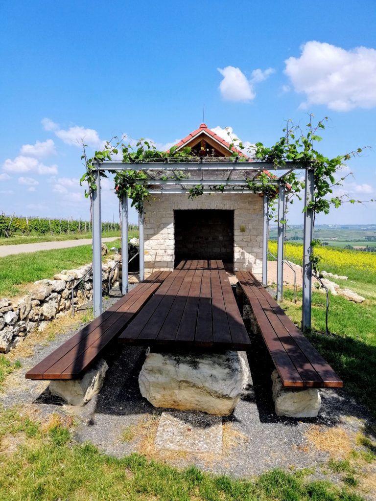 Picknickplekken in Rheinhessen Wijntafel in Jugenheim