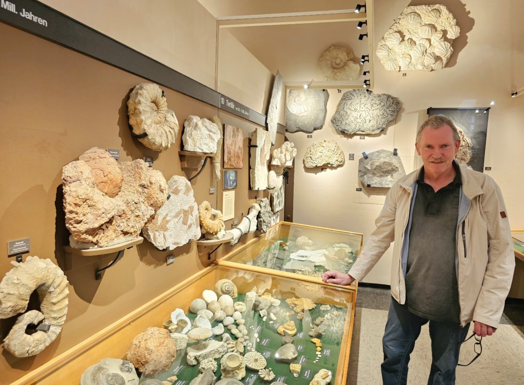 Paleontologisch Museum Nierstein - Museumdirecteur Harald Stapf met dinosaurusei