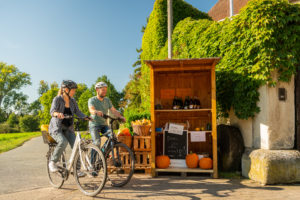 Cycling in the fall in Rheinhessen - sales stands