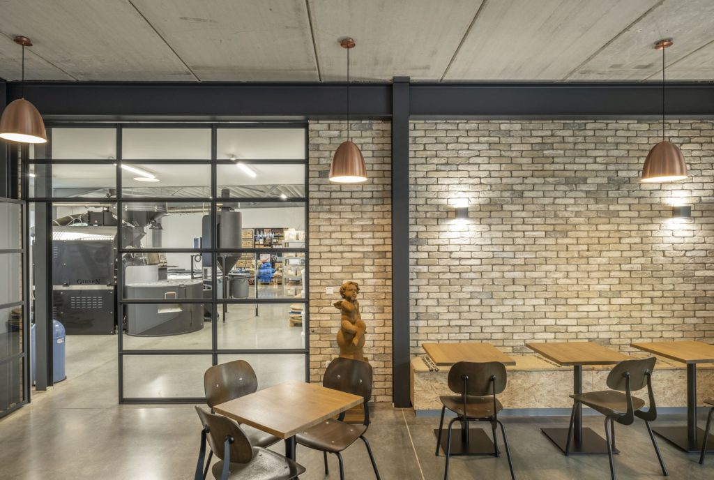 The Mainzer Kaffeemanufaktur, The seating area with a view of the glass roastery