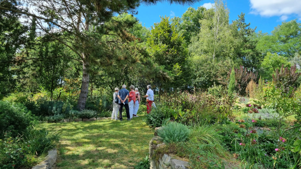 Visitors in the garden of the Nachtigallenhof