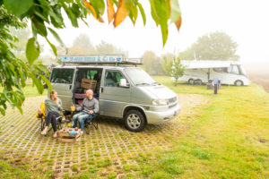 Ein Morgen am Camper im Herbst am Weingut Schott