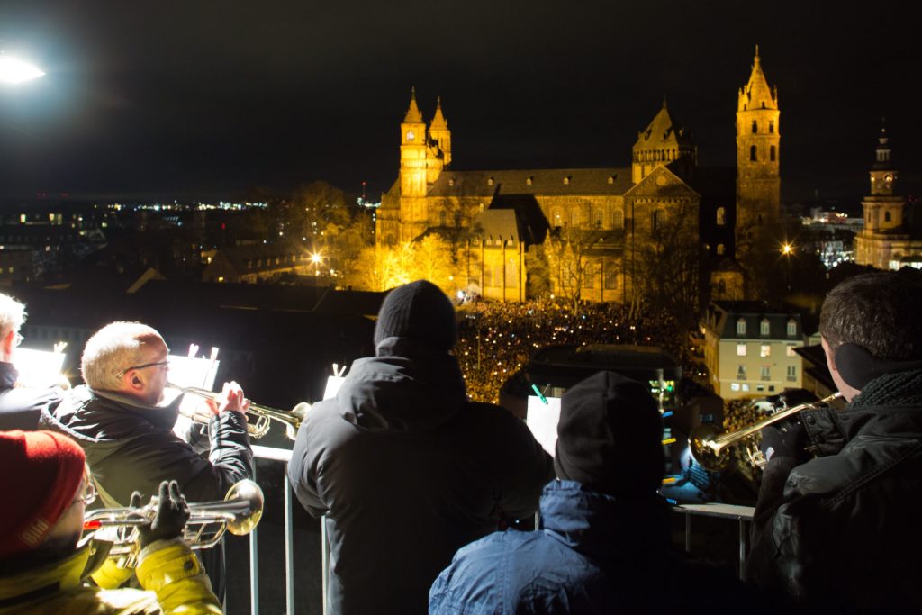 Worms tower blowing during Advent