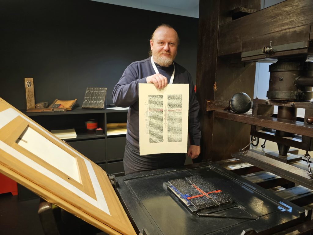 There are two printing workshops for demonstrations on the second floor. Here Tobias Gebhardt, a trained off-set and book printer, demonstrates the practice of the past. He produces a page with a historical press.