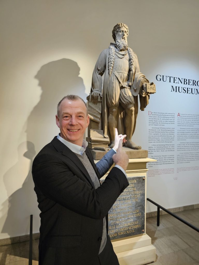 Museum director Ulf Sölter with Gutenberg monument