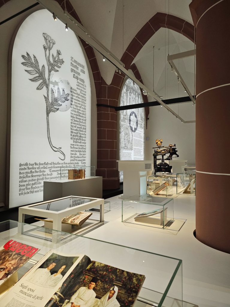 Six themed islands on media history(ies): Six themed areas use selected objects from the collection to illustrate an examination of media history from the past to the present. Surprising and outstanding objects are juxtaposed with their modern counterparts and linked to current themes.