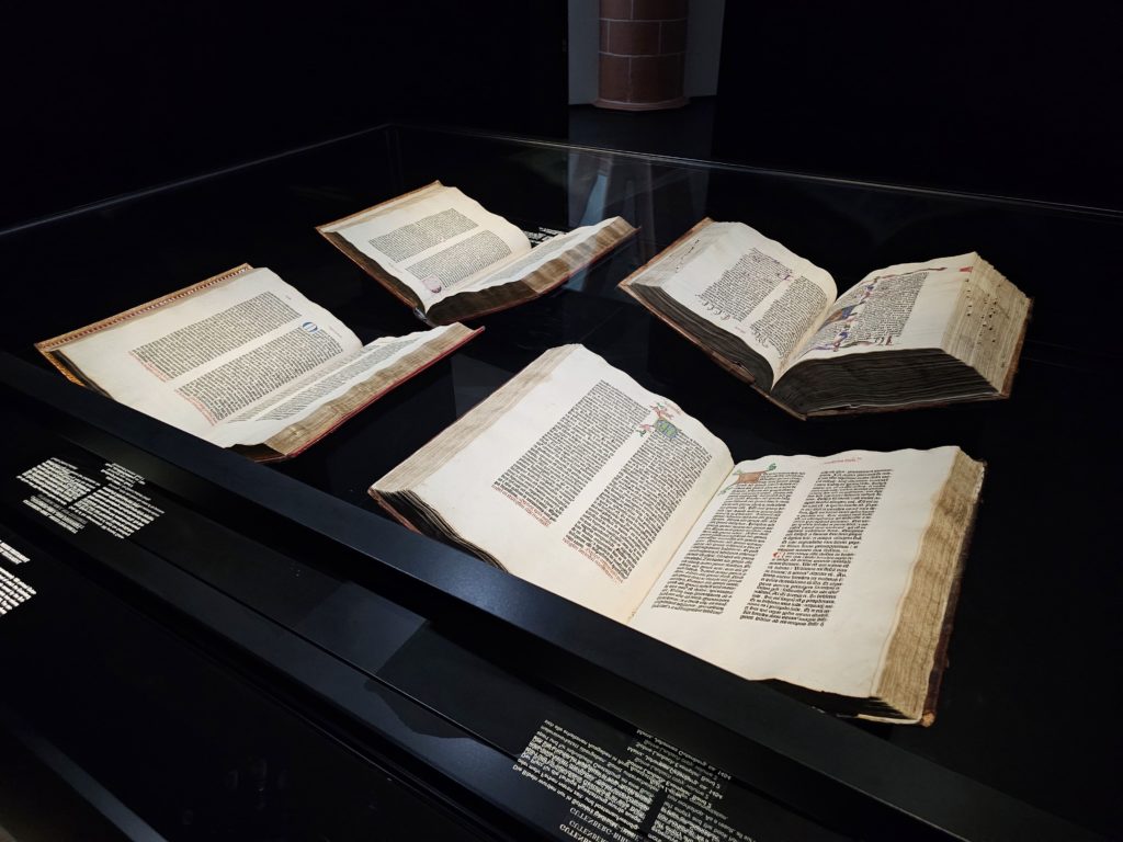 The centerpiece of the exhibition: three of the famous Gutenberg Bibles from around 1454 and a missal in the treasury.