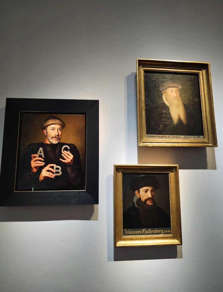 Nobody knows what Gutenberg looked like. The first portrait was not created until around 100 years after his death. It was pure fiction, which is how people imagined a patrician. Four such portraits hang right at the entrance to the exhibition.