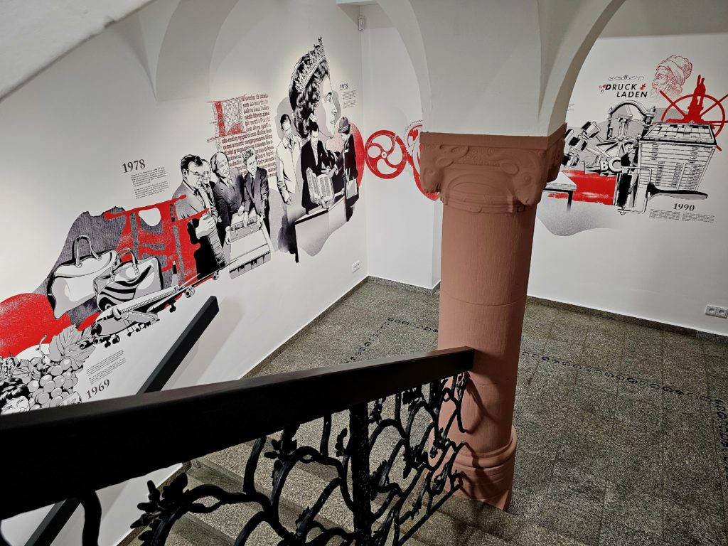 The staircase is decorated with illustrations by Jörn Kaspuhl that tell the story of the Gutenberg Museum. The pictorial journey ends with a short film about the Gutenberg Museum's new building plans.