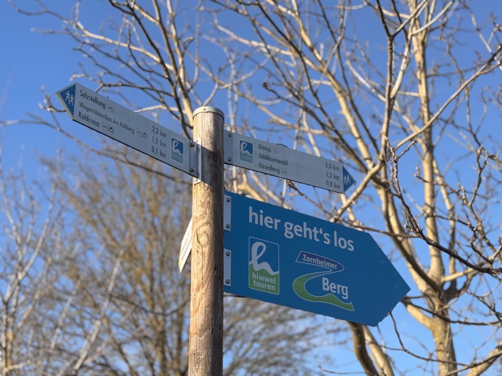 Het bord markeert het begin van de Hiwweltour Zornheimer Berg.