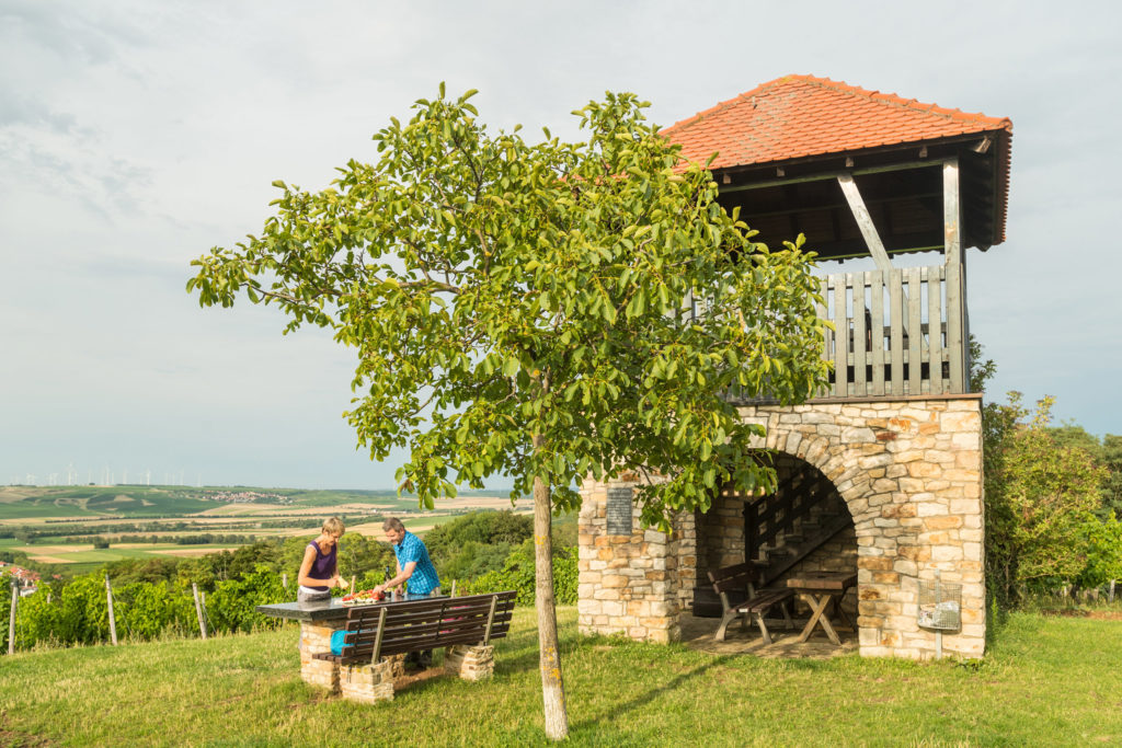 Rust uit bij de Bornheimer Turm op de Hiwweltour Aulheimer Tal