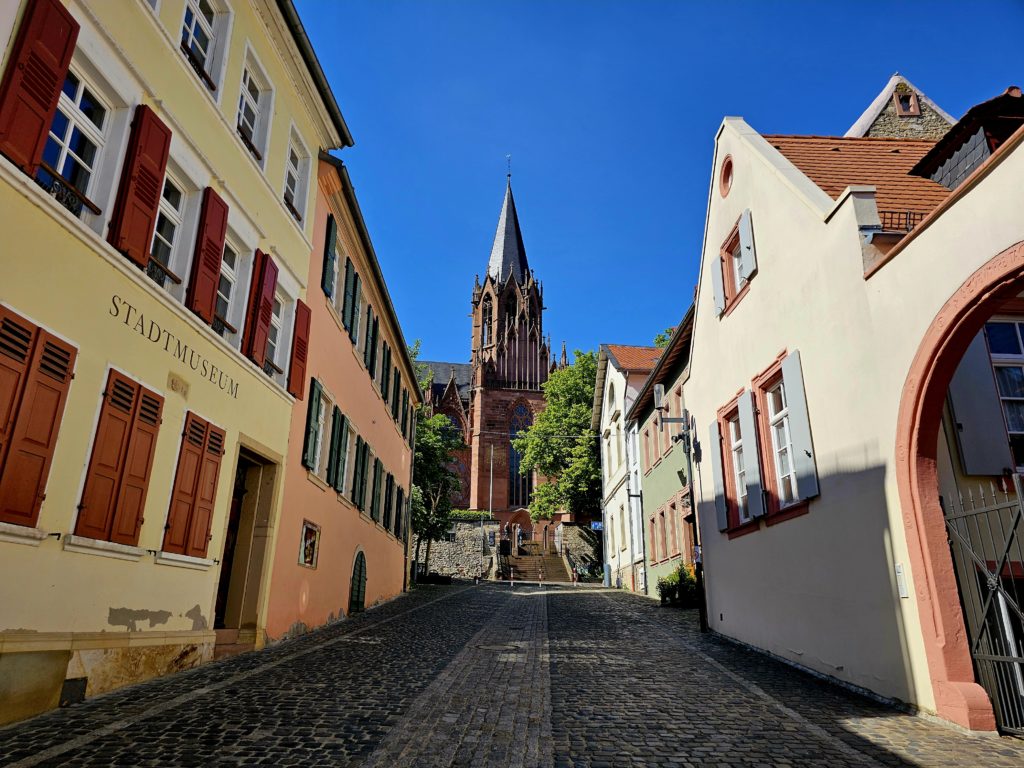 Blick vom Stadtmuseum Oppenheim auf die imposante Katharinenkirche – kulturelles Herzstück der Altstadt.