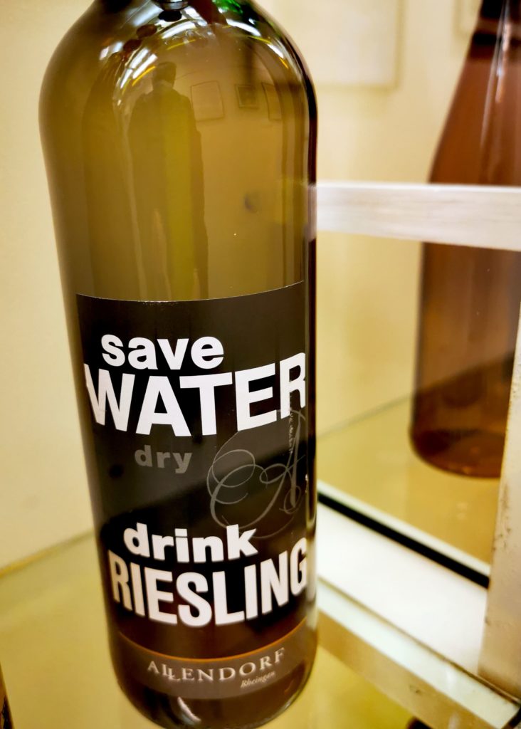 Weinflasche mit humorvollem Slogan „Save Water, drink Riesling“ – ideal für Weinliebhaber und Oppenheimer Weinkultur.