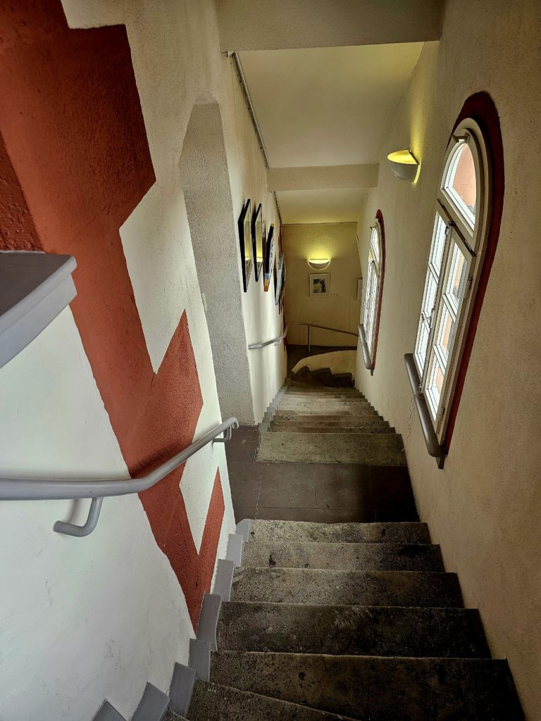 Historische Steintreppe im Gautor von Oppenheim mit nostalgischem Flair – perfekte Eventlocation mit Charakter.