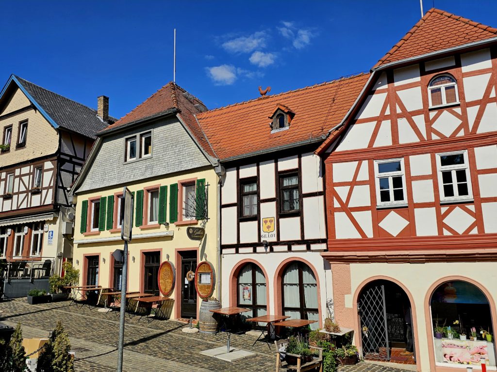 Charmante Fachwerkhäuser rund um den historischen Marktplatz von Oppenheim – perfekte Kulisse für Veranstaltungen.