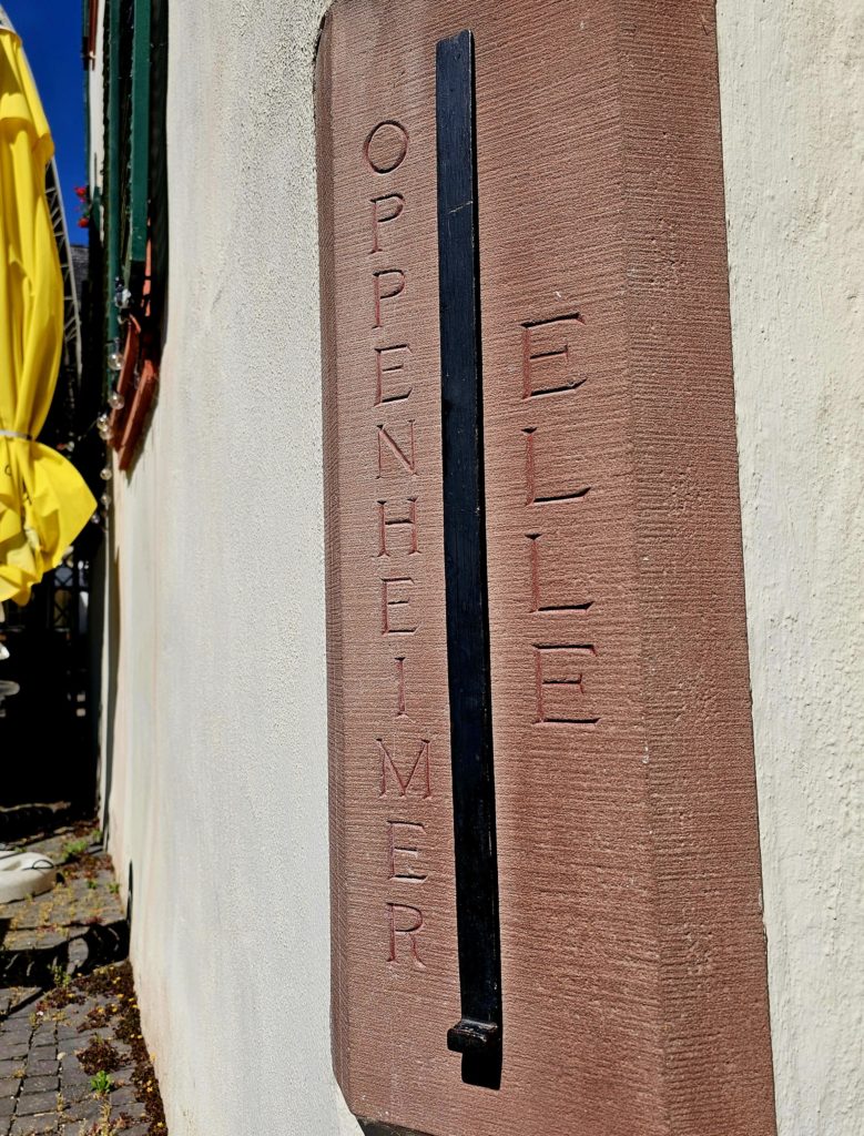 Historisches Längenmaß „Oppenheimer Elle“ aus Metall an einem alten Sandsteinblock in Oppenheim – ein charmantes Relikt aus vergangenen Zeiten, das den Sinn für Handwerk und Geschichte spürbar macht.