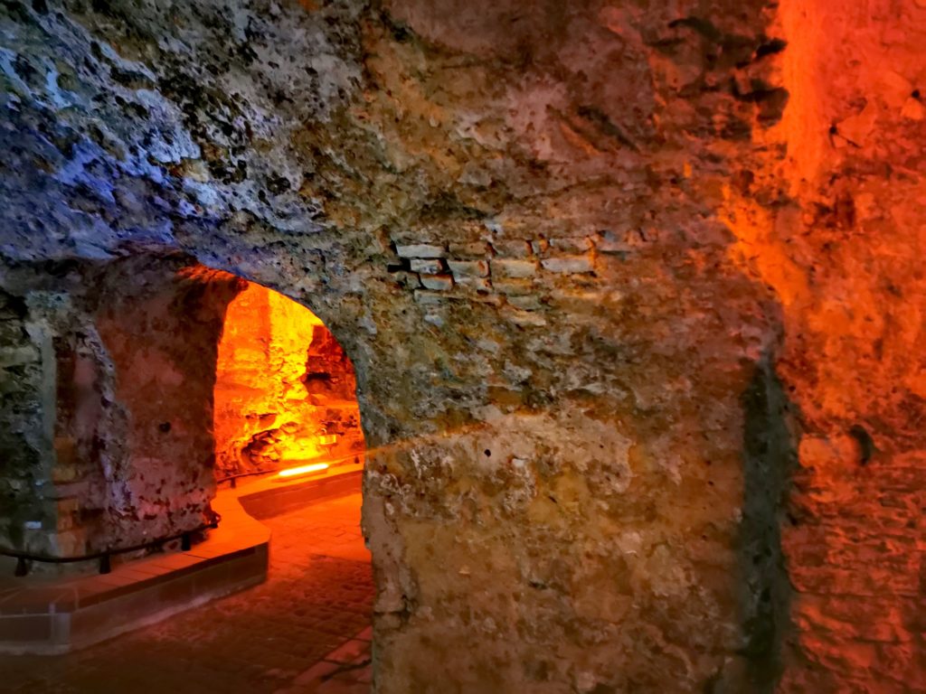 Stimmungsvoll beleuchteter Gang im Oppenheimer Kellerlabyrinth – jahrhundertealte Gemäuer erzählen im warmen Licht von der Weintradition und dem historischen Erbe der Stadt.