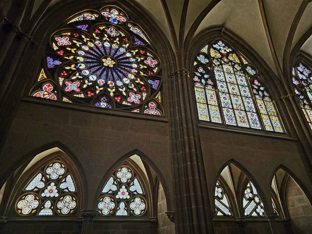 Buntglasfenster der Katharinenkirche in Oppenheim, darunter die Oppenheimer Rose – spirituelle und kunsthistorische Sehenswürdigkeit.