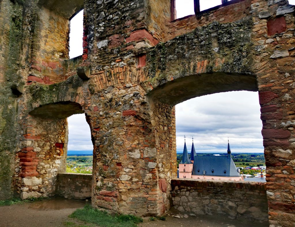 Blick durch die Mauern der Burgruine Landskron auf Oppenheim – beeindruckende Aussicht für Geschichtsliebhaber.