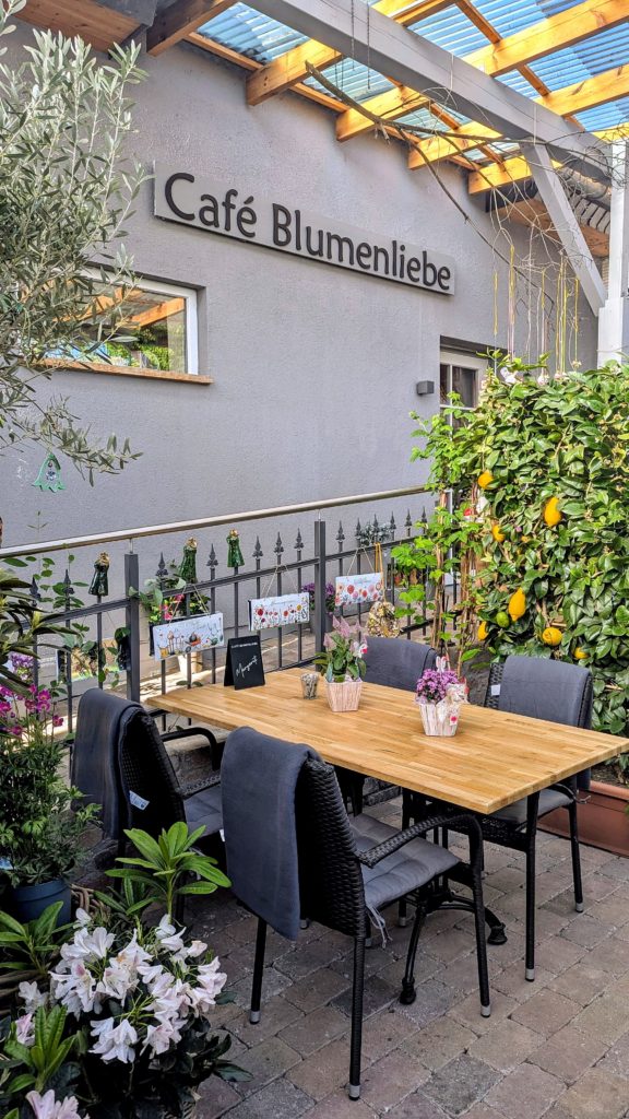 Auf der Terrasse im Café Blumenliebe sorgen Pflanzen für Atmosphäre.