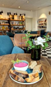 Selbstgebackenes Roggenbrot im Adlerhof Wein-Café