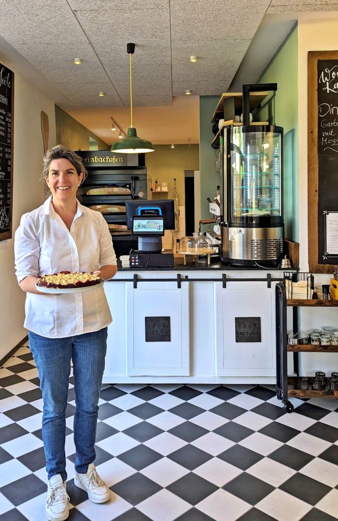 Inhaberin Natascha Popp im Adlerhof Weincafé mit frischem Kuchen