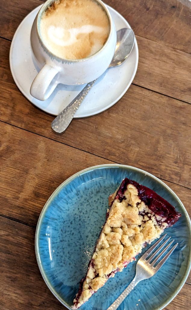 Kafffee und Kuchen im Adlerhof Wein-Café, Sankt Johann